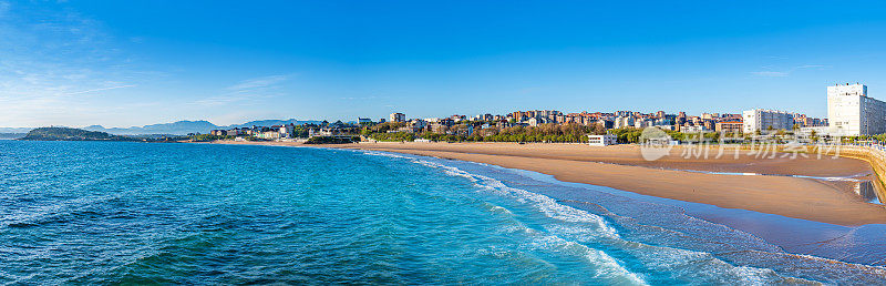 Playa El Sardinero海滩位于西班牙桑坦德市美丽的坎塔布里亚海岸